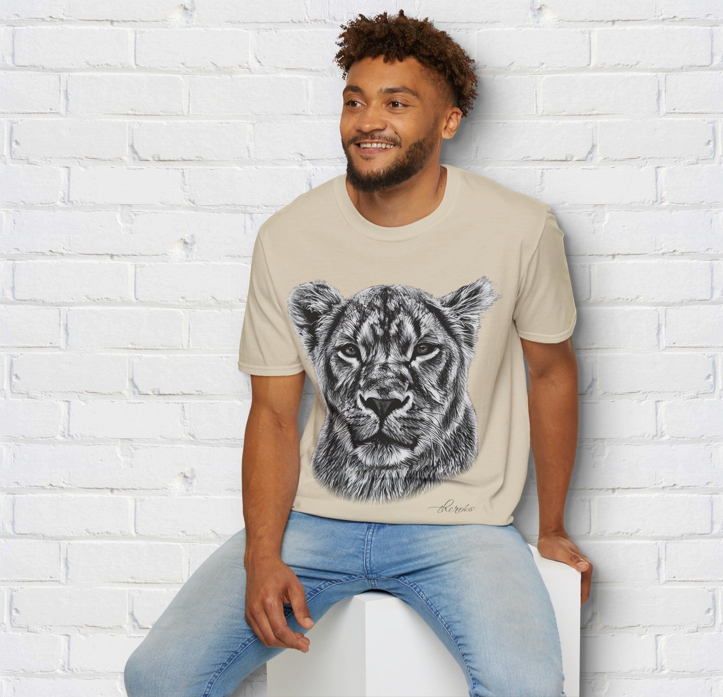 B&W Lioness Unisex Gildan T-Shirt